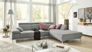 Ecksofa Interliving aus Stoff in Grau Interliving Sofa Serie 4251 – Funktions-Ecksofa platinfarbener Bezug Active Line Vaneo 07  & silberfarbene Metallfüße – Stellfläche ca. 300 x 225 cm
