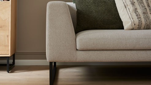 2,5-Sitzer Roomio® aus Stoff in Beige Roomio® No. 4101- 2,5-Sitzer sandfarbener Bezug Simply Clean & schwarze Kufenfüße 380 MK - Länge ca. 210 cm