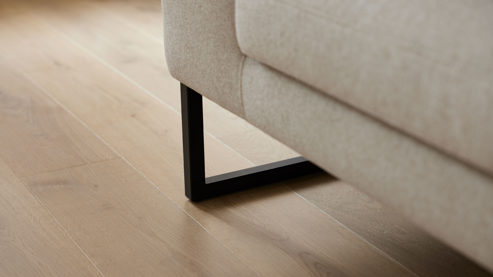 Dreisitzer Roomio® aus Stoff in Beige Roomio® No. 4101- Dreisitzer sandfarbener Bezug Simply Clean & schwarze Kufenfüße 380 MK - Länge ca. 230 cm