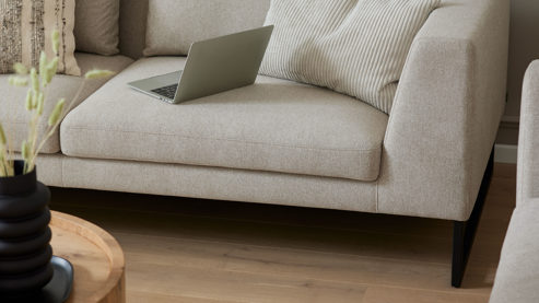 2,5-Sitzer Roomio® aus Stoff in Beige Roomio® No. 4101- 2,5-Sitzer sandfarbener Bezug Simply Clean & schwarze Kufenfüße 380 MK - Länge ca. 210 cm