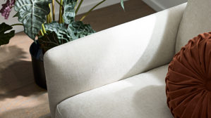 Zweisitzer Roomio® aus Stoff in Weiß Roomio® No. 4104 - Zweisitzer naturfarbener Strukturbezug Yelda & Holzfüße 1103 HFEG - Länge ca. 152 cm