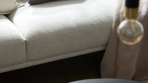 Zweisitzer Roomio® aus Stoff in Weiß Roomio® No. 4104 - Zweisitzer naturfarbener Strukturbezug Yelda & Holzfüße 1103 HFEG - Länge ca. 152 cm