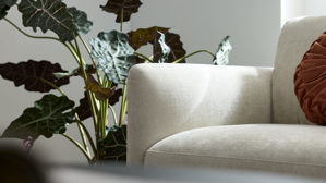 Zweisitzer Roomio® aus Stoff in Weiß Roomio® No. 4104 - Zweisitzer naturfarbener Strukturbezug Yelda & Holzfüße 1103 HFEG - Länge ca. 152 cm