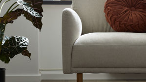 Zweisitzer Roomio® aus Stoff in Weiß Roomio® No. 4104 - Zweisitzer naturfarbener Strukturbezug Yelda & Holzfüße 1103 HFEG - Länge ca. 152 cm