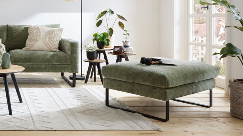 Polsterhocker Roomio® aus Stoff in Grün Roomio® No. 4105 - XXL-Polsterhocker schildkrötenfarbener Bezug Monty & schwarze Kufenfüße 256 MK - ca. 100 x 70 cm