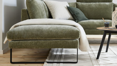 Ecksofa Roomio® aus Stoff in Grün Roomio® No. 4105 - Ecksofa schildkrötenfarbener Bezug Monty & schwarze Kufenfüße 256 MK - Stellfläche ca. 221 x 278 cm