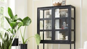 Vitrine Roomio® aus Holz in Schwarz Roomio No. 2001 - Vitrine schwarzes Mangoholz & Glas - zwei Türen, Höhe ca. 160 cm