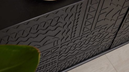 Vitrine Roomio® aus Holz in Schwarz Roomio No. 2001 - Sideboard schwarzes Mangoholz - zwei Türen, eine Schublade, Länge ca. 140 cm