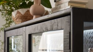 Vitrine Roomio® aus Holz in Schwarz Roomio No. 2001 - Vitrine schwarzes Mangoholz & Glas - zwei Türen, Höhe ca. 160 cm