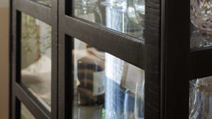 Vitrine Roomio® aus Holz in Schwarz Roomio No. 2001 - Vitrine schwarzes Mangoholz & Glas - zwei Türen, Höhe ca. 160 cm