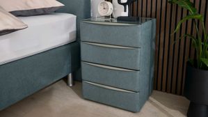 Nachtkommode Interliving aus Holz in Blau Interliving Boxspringbett Serie 1402 – Nachtkommode stahlfarbene Mikrofaser Nele  – vier Schubladen