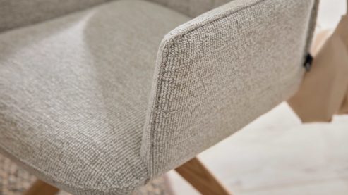 Polsterstuhl Interliving aus Stoff in Weiß Interliving Esszimmer Serie 5102 – Armlehnstuhl U322 mit Drehfunktion leinenfarbener Jacquard Lodge L07 & schwarzes Eisen