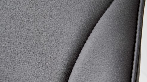 Polsterstuhl Interliving aus Stoff in Dunkelgrau Interliving Esszimmer Serie 5102 – Polsterstuhl V131 graphitfarbene Mikrofaser Atlantis & Wildeiche