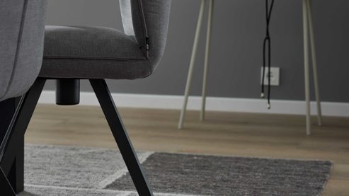 Polsterstuhl Interliving aus Stoff in Grau Interliving Esszimmer Serie 5102 – Polsterstuhl mit Drehfunktion kieselfarbener Webstoff Tirol & schwarzes Eisen