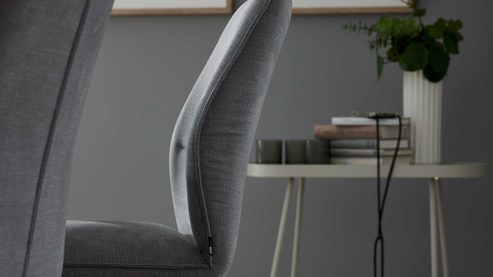 Polsterstuhl Interliving aus Stoff in Grau Interliving Esszimmer Serie 5102 – Polsterstuhl V321 kieselfarbener Webstoff Tirol 489 & schwarzes Eisen