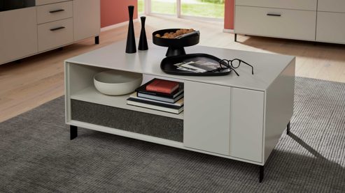 Couchtisch Interliving aus Holz in Weiß Interliving Wohnzimmer Serie 2030 PLUS - Couchtisch Sahara Creme & Granitfurnier - zwei Türen, eine Schublade, ca. 110 x 60 cm