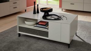 Couchtisch Interliving aus Holz in Weiß Interliving Wohnzimmer Serie 2030 PLUS - Couchtisch Sahara Creme & Granitfurnier - zwei Türen, eine Schublade, ca. 110 x 60 cm