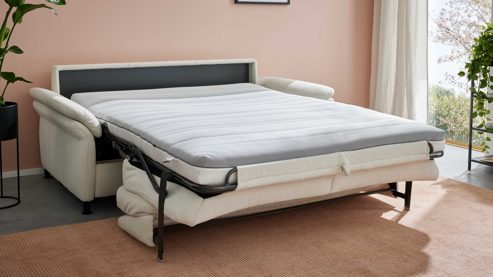 Schlafsofa Interliving aus Stoff in Weiß Interliving Schlafsofa Serie 4700 - Schlafsofa naturweißes Flachgewebe Cyber & schwarze Aluminiumfüße - Breite ca. 228 cm