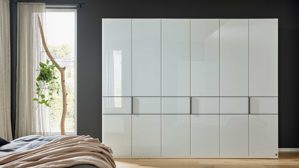 Kleiderschrank Interliving aus Holz in Weiß Interliving Schlafzimmer Serie 1033 – Kleiderschrank weißes Glas & Holz – sechs Türen, Breite ca. 300 cm