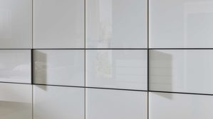 Kleiderschrank Interliving aus Holz in Weiß Interliving Schlafzimmer Serie 1033 – Kleiderschrank 605 weißes Glas & Holz – sechs Türen, Breite ca. 300 cm