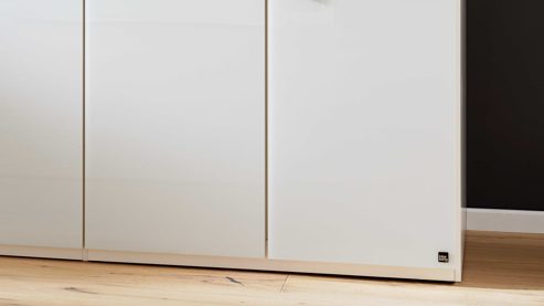 Kleiderschrank Interliving aus Holz in Weiß Interliving Schlafzimmer Serie 1033 – Kleiderschrank 605 weißes Glas & Holz – sechs Türen, Breite ca. 300 cm