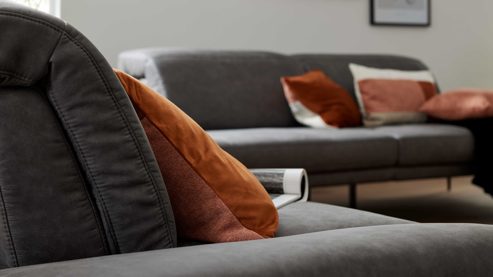 Zweisitzer Interliving aus Stoff in Dunkelgrau Interliving Sofa Serie 4460 - Zweisitzer grauer Bezug Clint & schwarze Metallfüße - Länge ca. 232 cm