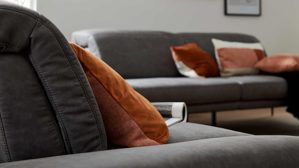 Zweisitzer Interliving aus Stoff in Dunkelgrau Interliving Sofa Serie 4460 - Zweisitzer SR70 grauer Bezug Clint & schwarze Metallfüße - Länge ca. 232 cm