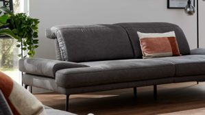 Zweisitzer Interliving aus Stoff in Dunkelgrau Interliving Sofa Serie 4460 - Zweisitzer SR80 grauer Bezug Clint & schwarze Metallfüße - Länge ca. 245 cm
