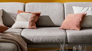 Ecksofa Interliving aus Stoff in Hellgrau Interliving Sofa Serie 4460 - Ecksofa silbergrauer Webstoff Jazz 121 & schwarze Metallfüße - Stellfläche ca. 191 x 308 cm