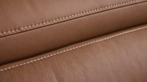 Polsterhocker Interliving aus Leder in Braun Interliving Sofa Serie 4461 - XXL-Hocker haselnussfarbenes Leder Punch & schwarze Aluminiumfüße - ca. 120 x 65 cm