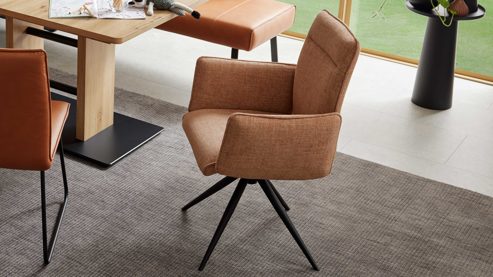 Vierfußstuhl Interliving aus Stoff in Hellbraun Interliving Esszimmer Serie 5505 - Armlehnstuhl mit Drehfunktion hellbraunes Flachgewebe 985-72 & schwarzes Metall