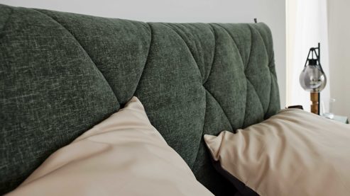 Boxspringbett Interliving aus Stoff in Grün Interliving Boxspringbett Serie 1420 moosgrüne Chenille Toni & schwarze Holzfüße - Liegefläche ca. 180 x 200 cm