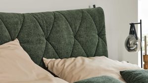 Boxspringbett Interliving aus Stoff in Grün Interliving Bettensystem Serie 1420 - Boxspringbett moosgrüne Chenille Toni & schwarze Holzfüße - Liegefläche ca. 180 x 200 cm