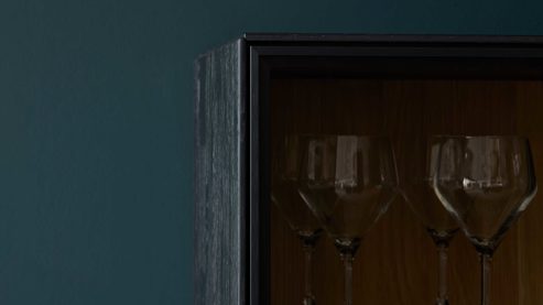 Vitrine Interliving aus Holz in Schwarz Interliving Wohnzimmer Serie 2033 - Hängevitrine 126813 dunkelgraues Glas & schwarze Asteiche - eine Tür, Breite ca. 42 cm