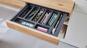 Wohnwand Interliving aus Holz in Weiß Interliving Wohnzimmer Serie 2031 - Homeoffice-Kombination Tonweiß & Risseiche - Länge ca. 255 cm