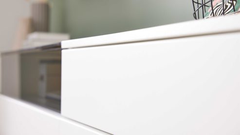 Wohnwand Interliving aus Holz in Weiß Interliving Wohnzimmer Serie 2031 - Wohnlösung EB27001 Tonweiß & graues Glas - Länge ca. 270 cm