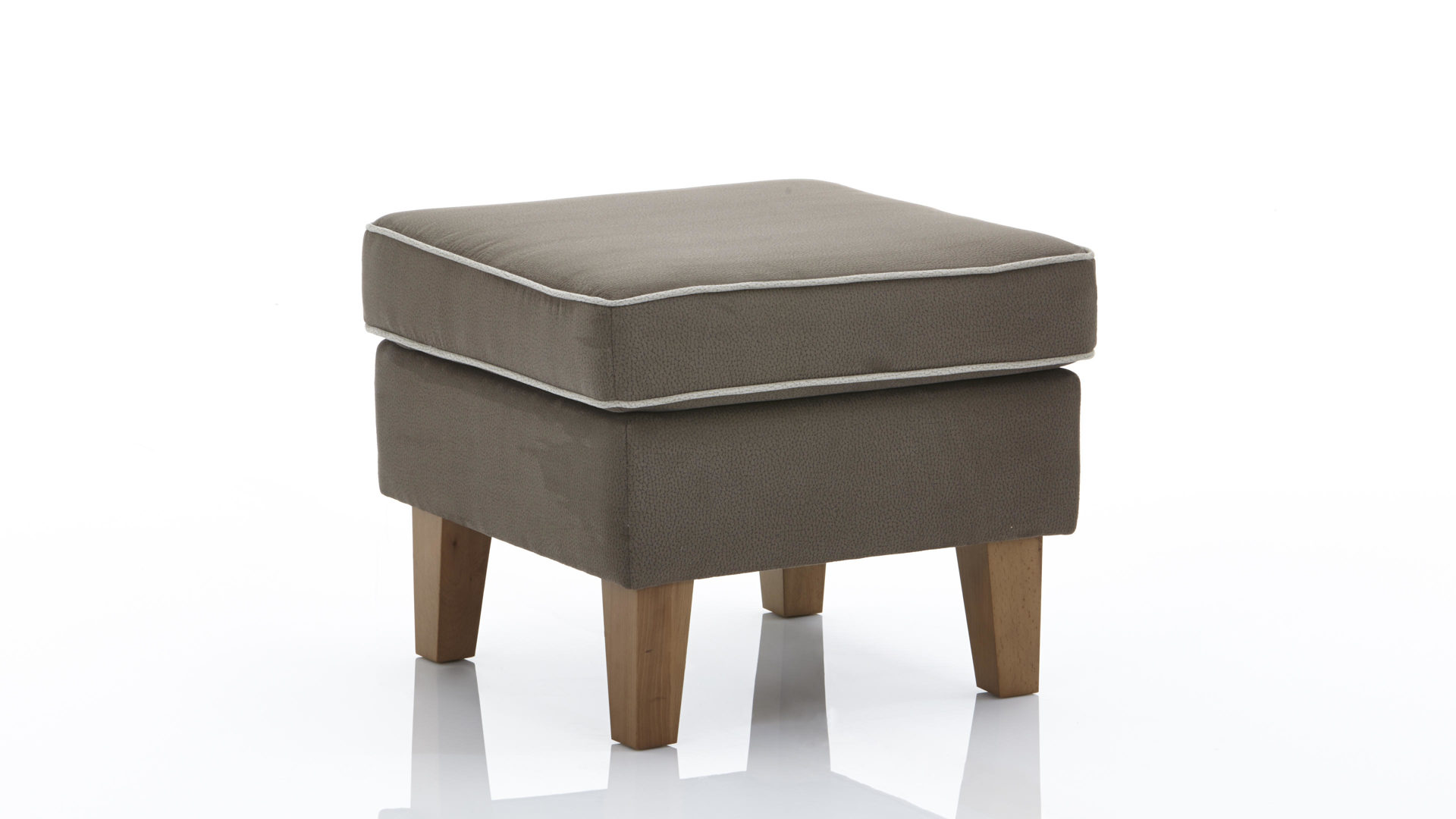 Polsterhocker Gutmann factory® aus Mikrofaser in Braun Hocker als bequemes Sitzmöbel dunkelbrauner Stoffbezug 329.8 mit Keder 329.15 & Eichefüße - ca. 55 x 44 x 55 cm