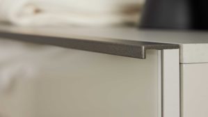 Schubladenkommode Interliving aus Holz in Hellgrau Interliving Schlafzimmer Serie 1032 – Schubladenkommode Kieselgrau & Weiß - vier Schubladen, Breite ca. 149 cm