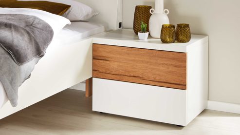 Komplettzimmer Interliving aus Holz in Weiß Interliving Schlafzimmer Serie 1025 – Komplettzimmer Weiß & Balkeneiche gehackt - vierteilig, fünf Türen