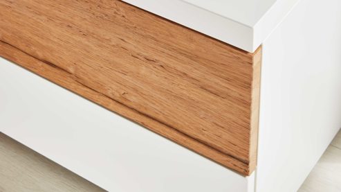 Nachtkommode Interliving aus Holz in Weiß Interliving Schlafzimmer Serie 1025 – Nachtkommode 531029 rechts, zwei Schubladen - Weiß & Balkeneiche gehackt